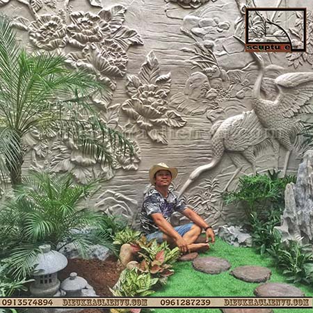 Thêm màu sắc khiến các bức phù điêu hoa lá thêm độc đáo, sinh động